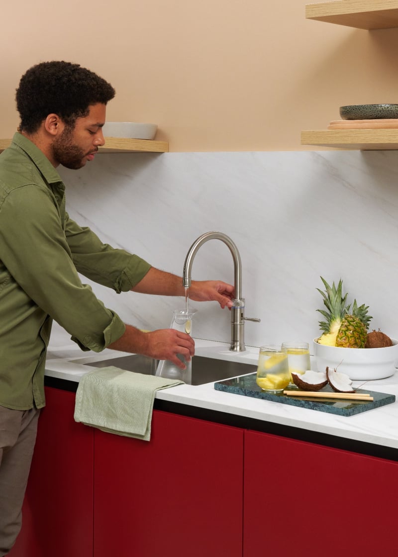 Quooker Classic Fusion Round in stainless steel boiling water tap — with pineapple in a real customer kitchen. Genuine Quooker product supplied by Watertap.eu.