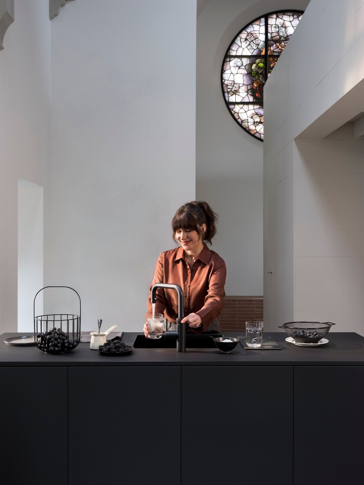 Quooker Flex Square in matte black boiling water tap — with AWO touch-free control, with blackberries in a real customer kitchen. Genuine Quooker product supplied by Watertap.eu.