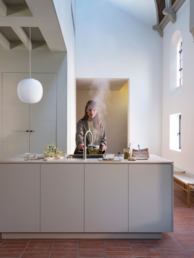 Quooker Fusion Round boiling water tap — with AWO touch-free control, pouring 100 °C boiling water in a real customer kitchen. Genuine Quooker product supplied by Watertap.eu.